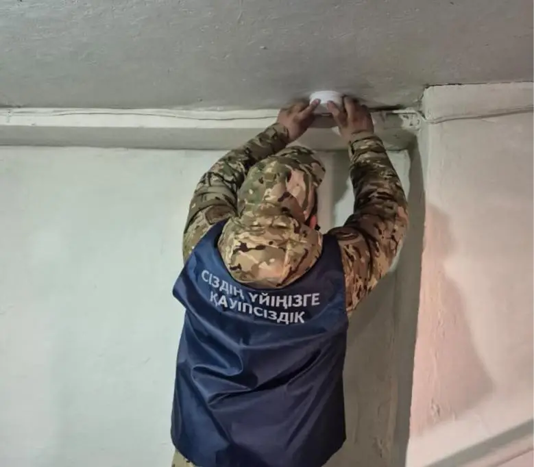 Спасатели МЧС проводят месячник пожарной безопасности в жилом секторе (4)