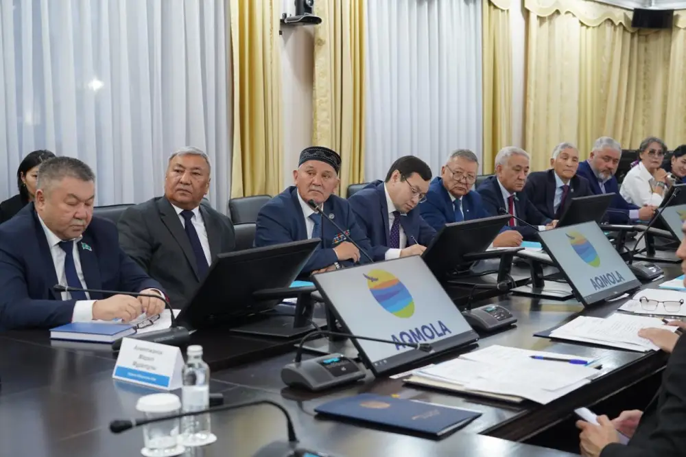 Аким Акмолинской области Марат Ахметжанов встретился с членами общественного совета (4)