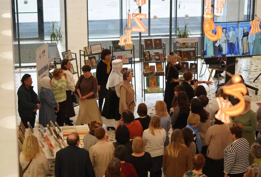 Делегация Северо-Казахстанской области во главе с Гауезом Нурмухамбетовым возложила цветы к памятнику великому казахскому писателю и мыслителю Абаю в городе Казань (2)