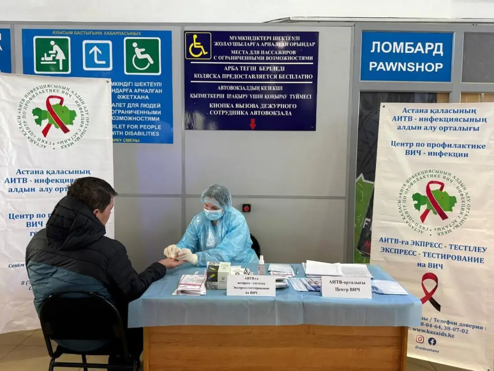 Акцию по профилактике и борьбе со СПИДом провели в столичных торговых центрах (9)