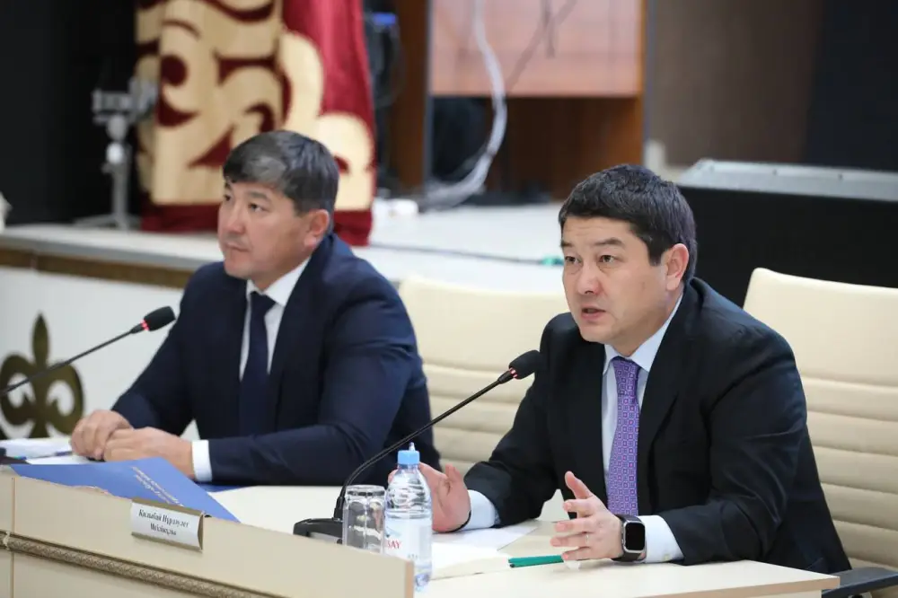 Нурдаулет Килыбай обсудил проблему безработицы в Каракиянском районе и встретился с жителями села Жетыбай (4)