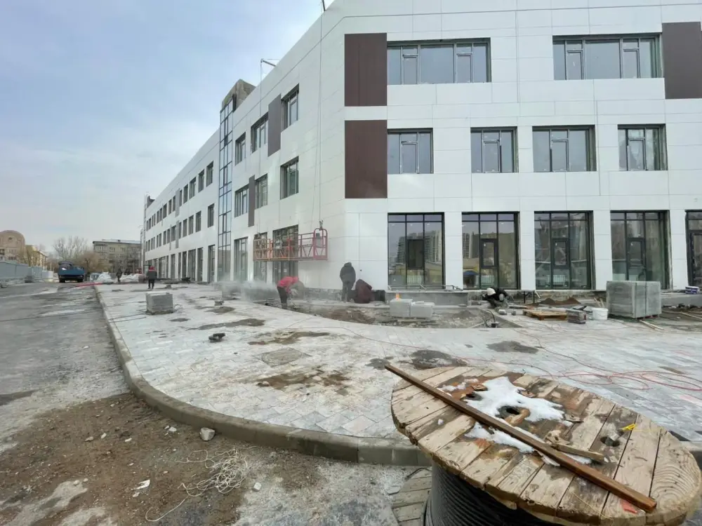 В Бостандыкском районе Алматы завершается строительство новой поликлиники (3)
