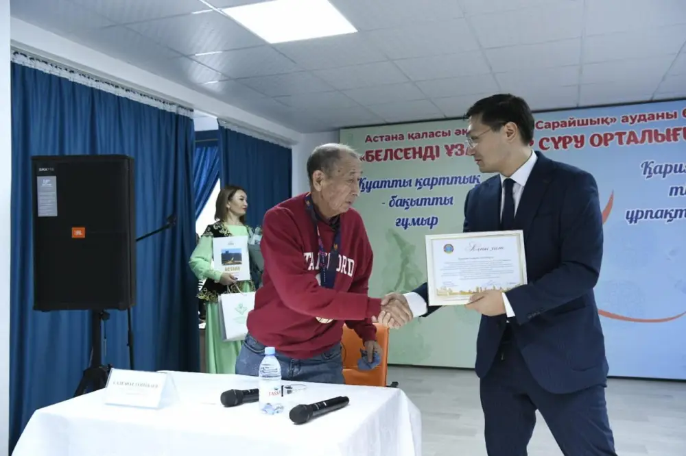 Ставший звездой Нью-Йоркского марафона 80-летний казахстанец встретился со столичными пенсионерами (3)