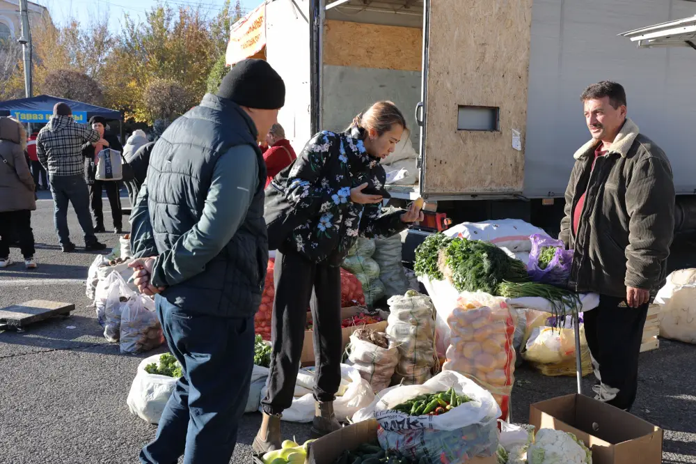 Ербол Карашукеев проверил цены и ассортимент на ярмарке в Таразе (6)