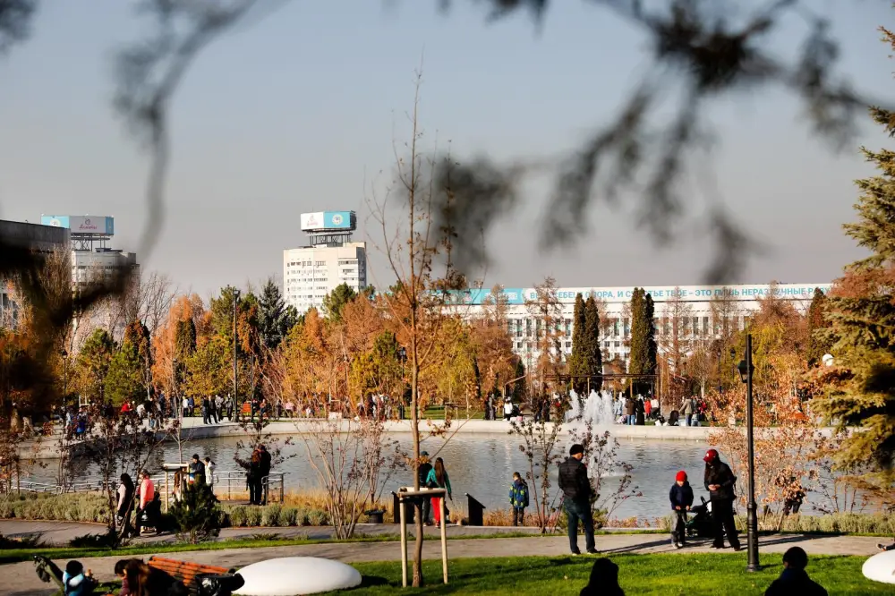 Дархан Сатыбалды посетил новый сквер в Алматы (5)