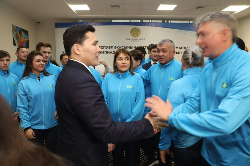 Ербол Мырзабосынов вручил Государственный флаг Казахстана национальной сборной в преддверии XXV Сурдлимпийских игр (8)