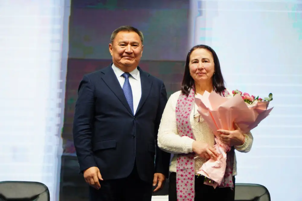 Марат Ахметжанов вручил ключи пострадавшим от паводка жителям села Зеренда (2)