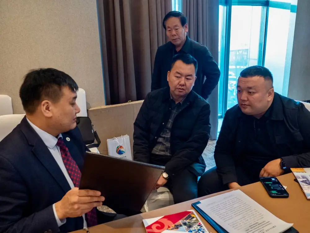 В ходе мероприятий были предметно обсуждены перспективные направления сотрудничества, осуществлен обмен опытом и определены конкретные шаги по дальнейшему развитию взаимодействия. (4)