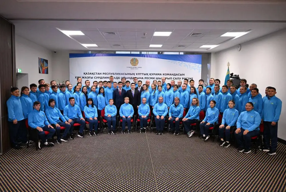 Ербол Мырзабосынов вручил Государственный флаг Казахстана национальной сборной в преддверии XXV Сурдлимпийских игр (3)