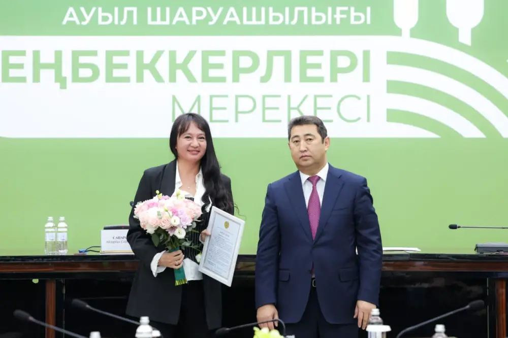 Айдарбек Сапаров вручил лучшим представителям АПК Шымкента государственные награды (5)