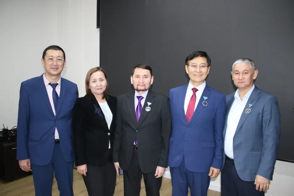 Вручены нагрудные знаки «Ахмет Байтұрсынұлы» и «Ана тілін дамытуға қосқан үлесі үшін» (10)