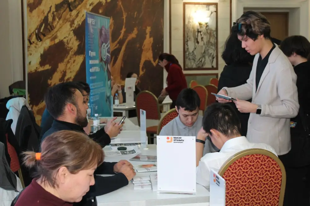 В Алматы состоялась общегородская ярмарка вакансий в рамках Года рабочих профессий (2)