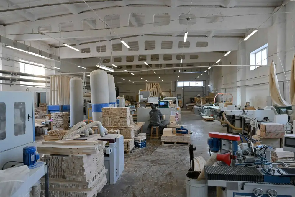 Аким области посетил предприятие по производству корпусной мебели (5)