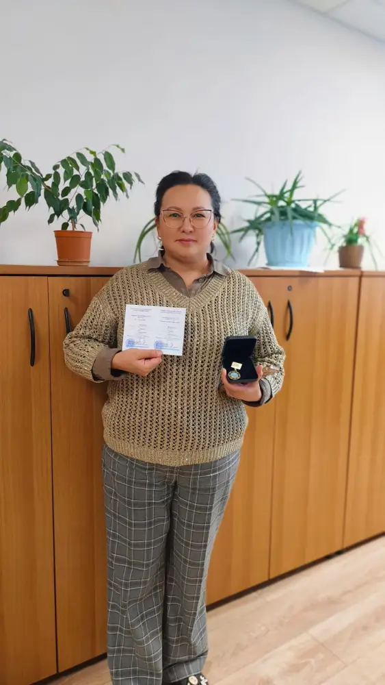 В преддверии Дня национальной валюты – Дня финансиста сотрудники Комитета государственного имущества и приватизации награждены нагрудного знаком «Қаржы қызметінің үздігі» и Почётной грамотой (2)