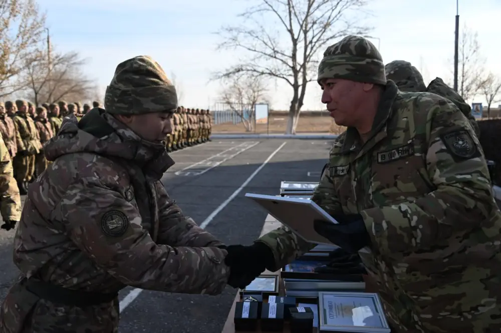 Двенадцать военнослужащих срочной службы получили гранты на обучение в вузе (4)