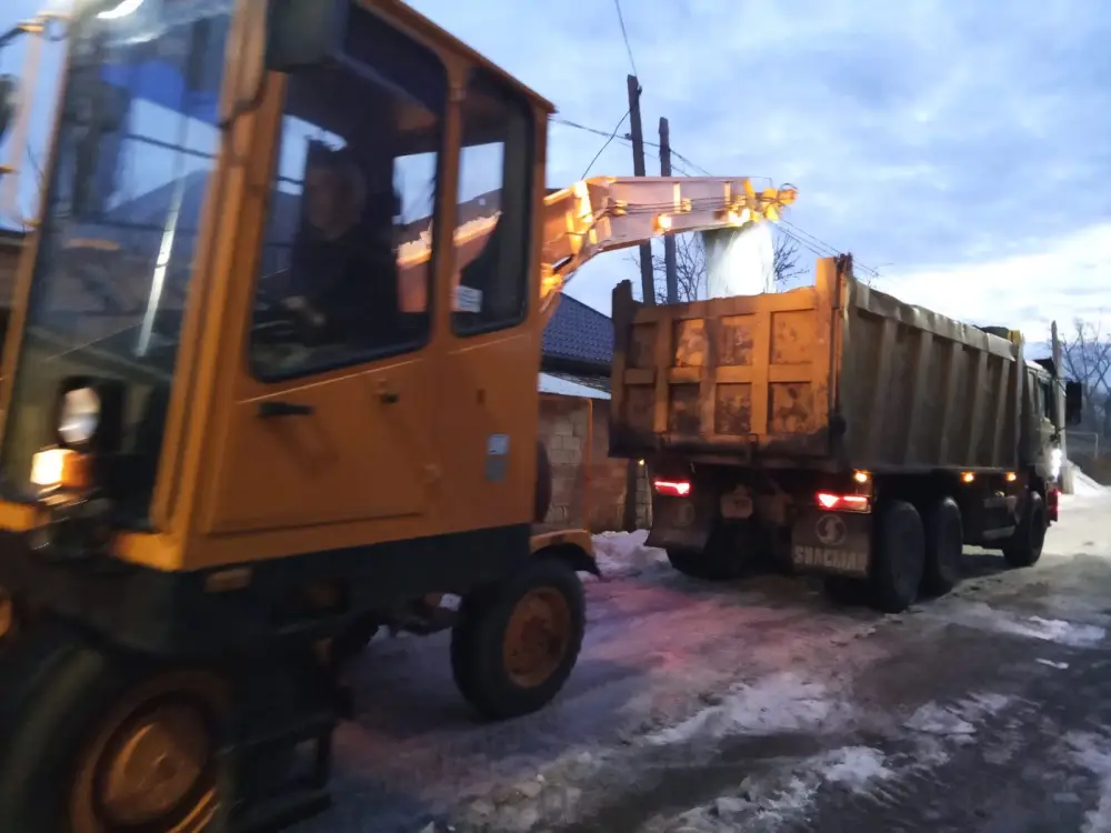 Свыше 370 единиц спецтехники заняты в снегоуборочных работах ночью в Астане (3)