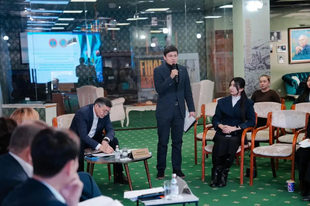 Члены ЦИК РК обсудили с молодежью из Клуба молодых избирателей при ТИК Астаны инициативы и проекты (2)