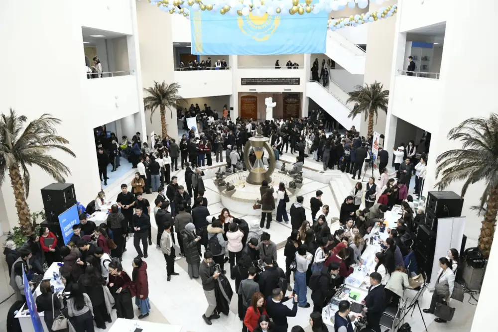 В Астане прошла очередная ярмарка вакансий для молодежи (8)