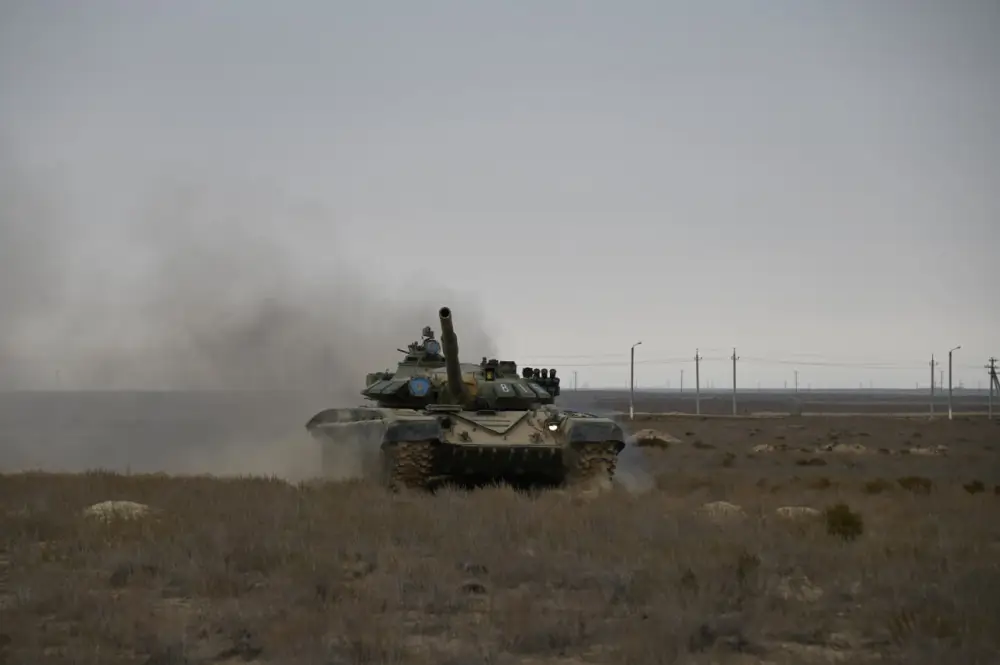 В Актауском гарнизоне более шестисот морских пехотинцев прошли обкатку танком (7)