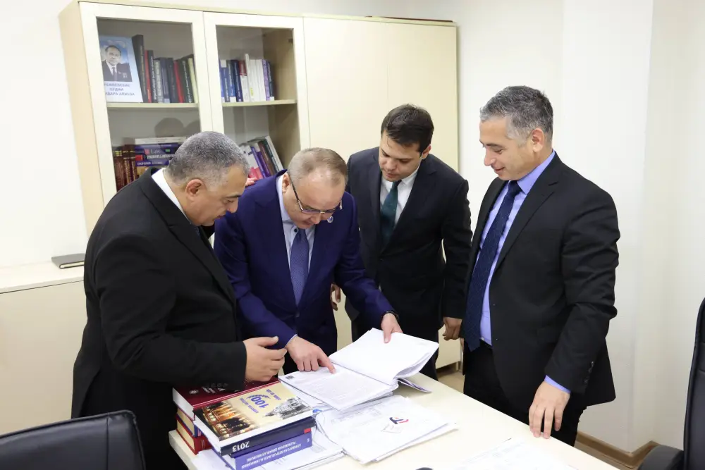 В рамках рабочей поездки в Азербайджанскую Республику делегация Высшего Судебного Совета во главе с Председателем Дмитрием Малаховым посетила ряд судов первой и апелляционной инстанций (9)