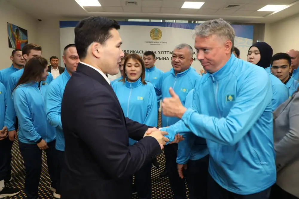 Ербол Мырзабосынов вручил Государственный флаг Казахстана национальной сборной в преддверии XXV Сурдлимпийских игр (5)