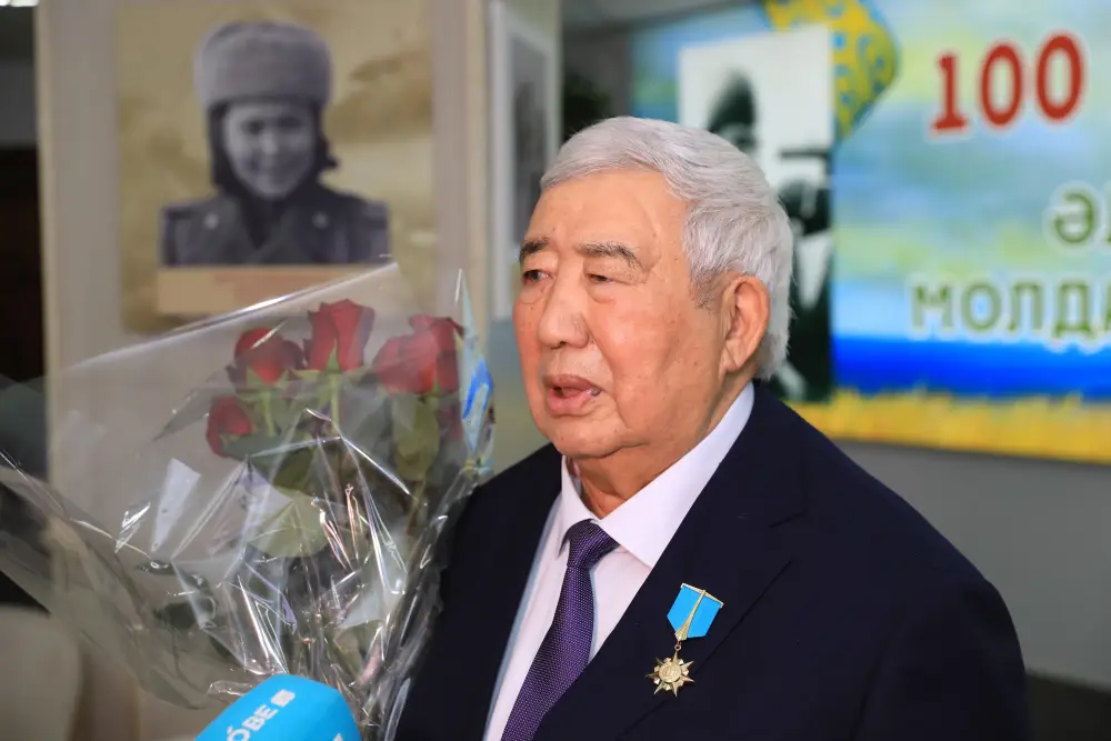 Земляки встретили в аэропорту Амангоса Тулеуова, удостоенного звания «Қазақстанның Еңбек Ері» (2)