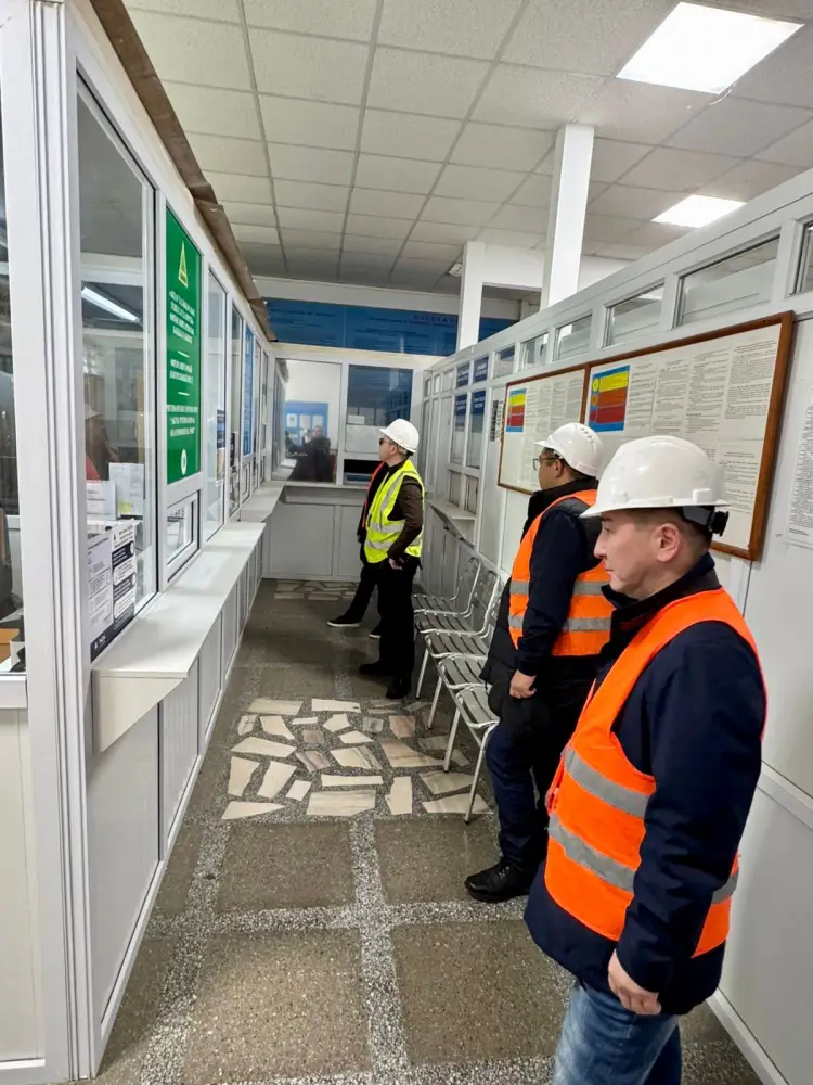 Сотрудники Комитета ознакомились с работой фитосанитарных контрольных постов «Актау международный морской торговый порт» и «Актау морской северный терминал» в Мангистауской области. (3)