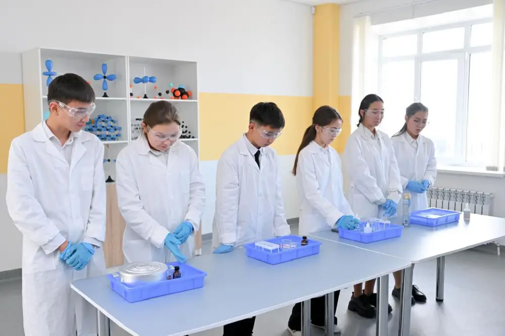 Министр просвещения Жулдыз Сулейменова проинспектировала качество образования сельских школ области Абай (2)