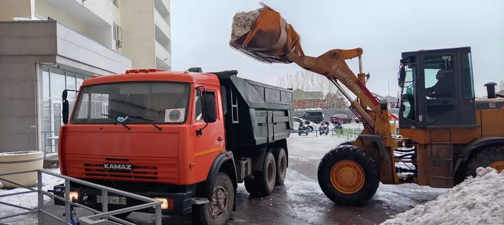 Почти 3 000 коммунальщиков задействованы в работах по уборке снега и наледи в столице (6)