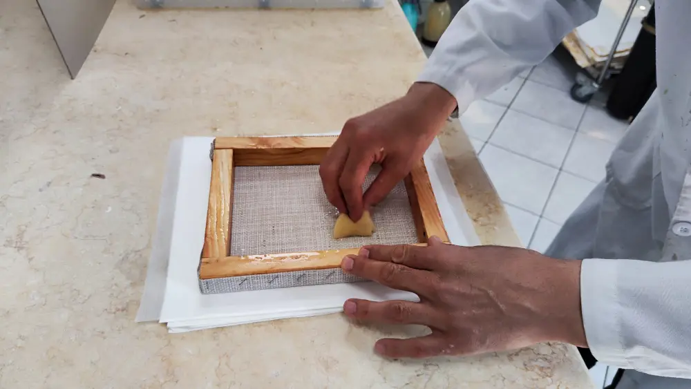 В Национальном центре рукописей и редких книг впервые начали внедрять метод ручного литья бумаги (5)