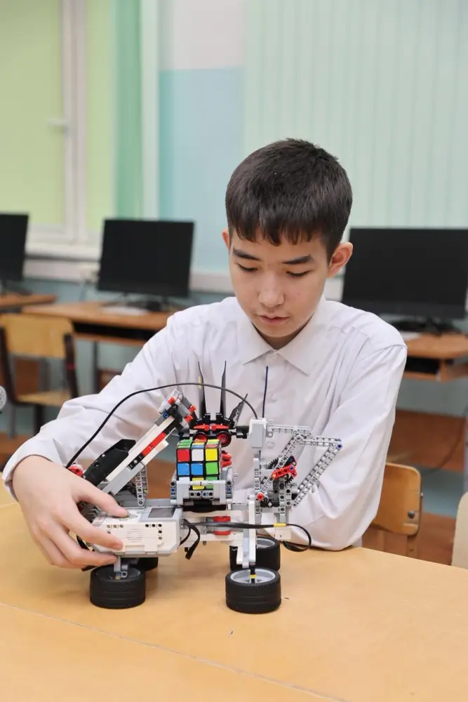 В Астане школьник создал умного робота, который собирает кубик Рубика за одну минуту (3)