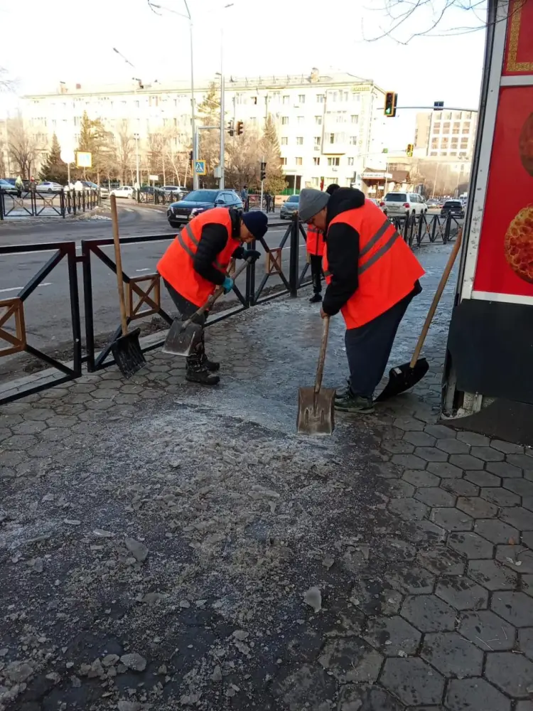 Более 2 800 дорожных рабочих задействованы в снегоуборочных работах в Астане (5)