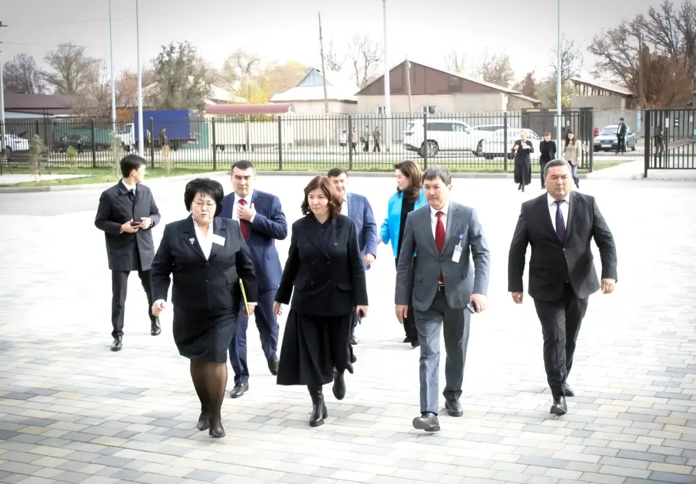 Наша задача — обеспечить детям качественное образование и доступ к передовым образовательным технологиям, создав равные условия школьной инфраструктуры в городах и селах — министр просвещения Жулдыз Сулейменова (6)