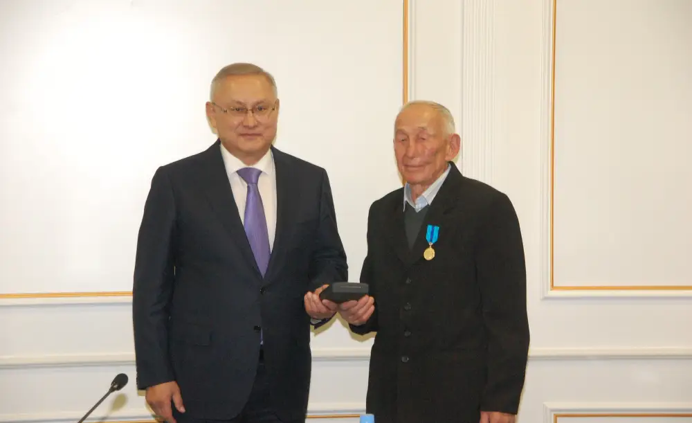 Бейбит Исабаев вручил государственные награды работникам сельского хозяйства области Жетісу (2)