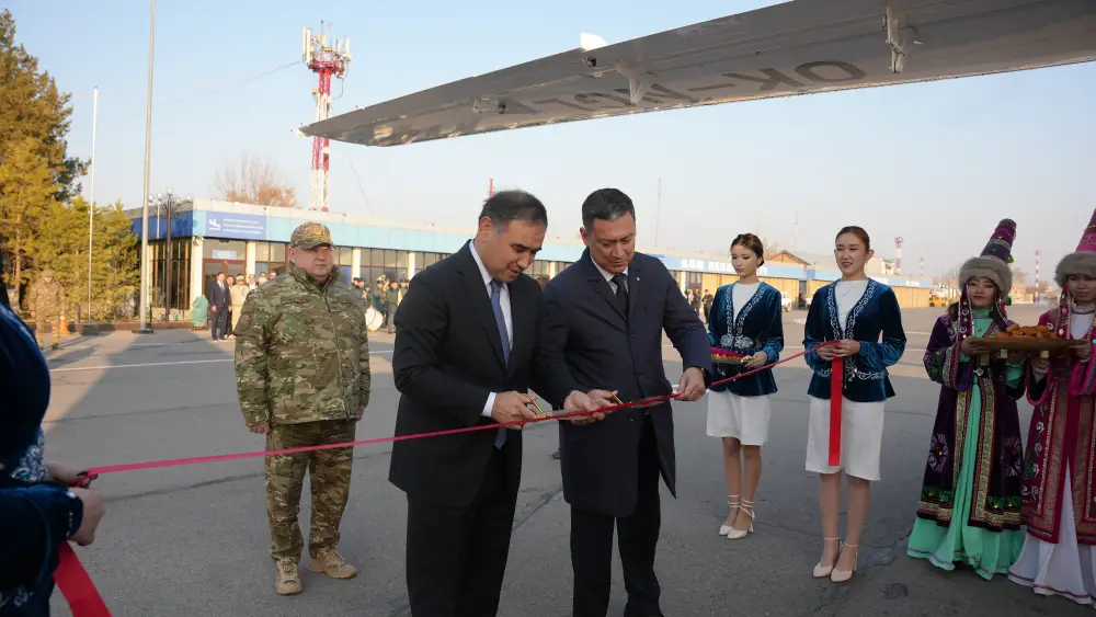 В Шымкенте встретили третий самолет L-410 для МЧС Казахстана (2)