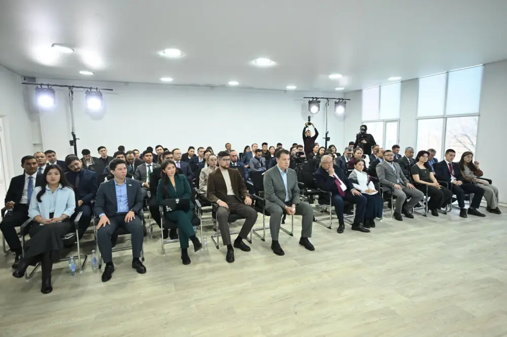 ПРЕДСЕДАТЕЛЬ СЕНАТА ОЗНАКОМИЛСЯ С НАУЧНЫМ ПОТЕНЦИАЛОМ BUKETOV UNIVERSITY (5)