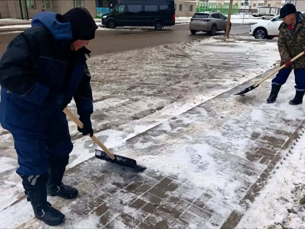 Мокрый снег и дождь: тысячи коммунальщиков заняты в снегоуборочных работах в Астане (5)