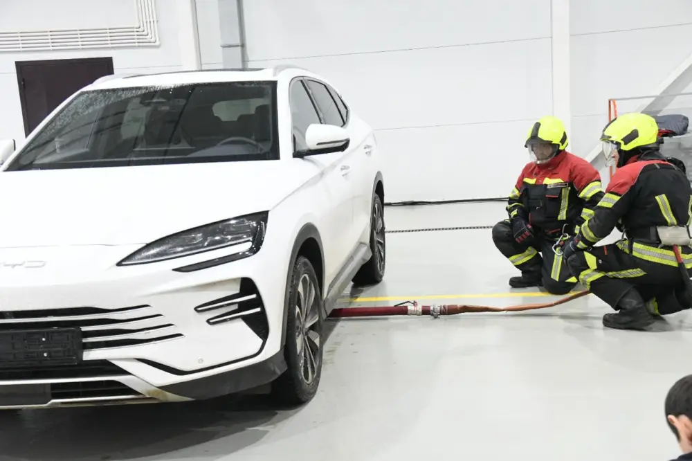 О правилах пожарной безопасности в электромобилях рассказали столичные спасатели (3)