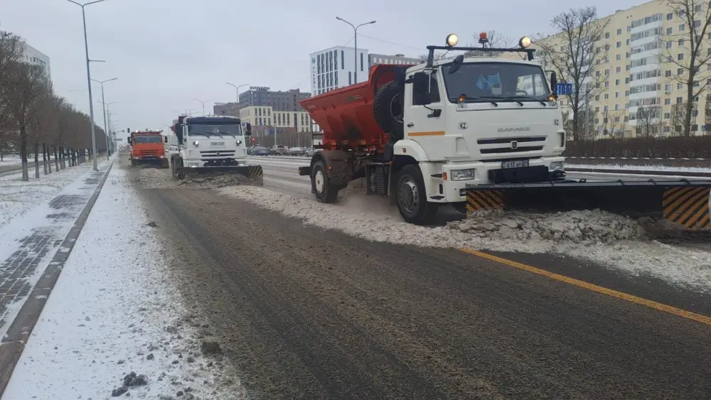Более 3000 тонн техсоли и 14 000 рейсов: коммунальщики Астаны работают круглосуточно (6)