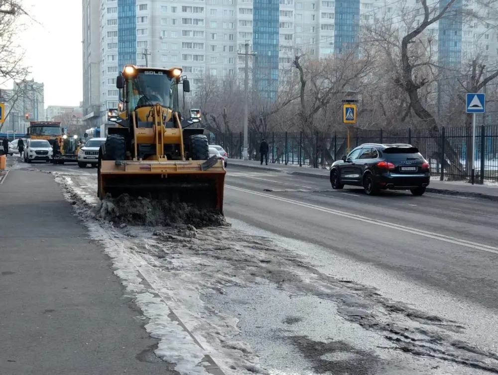 Более 2 800 дорожных рабочих задействованы в снегоуборочных работах в Астане (3)