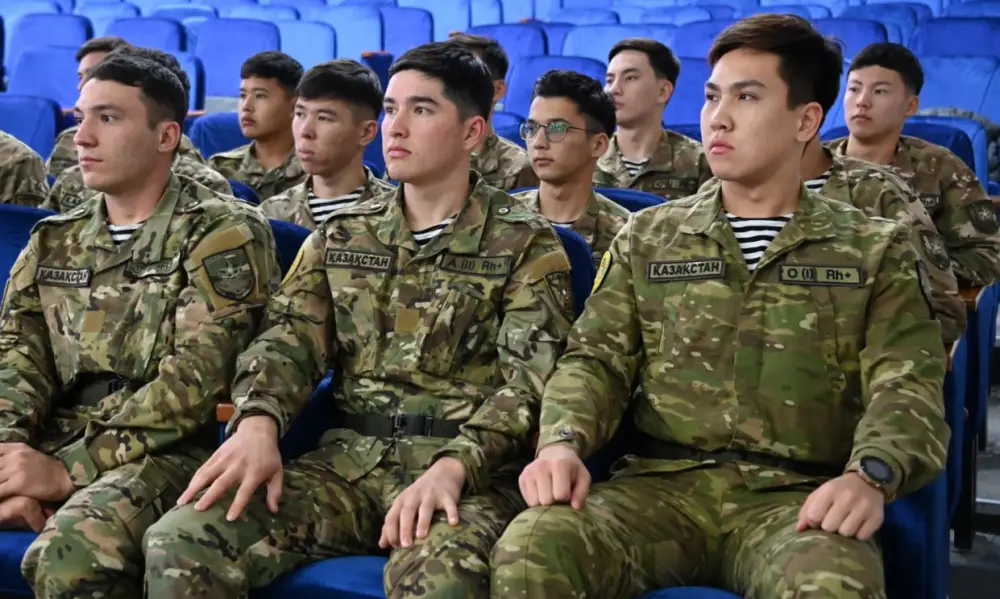 В Актау в честь юбилея генерала армии Алтынбаева прошел урок мужества (3)