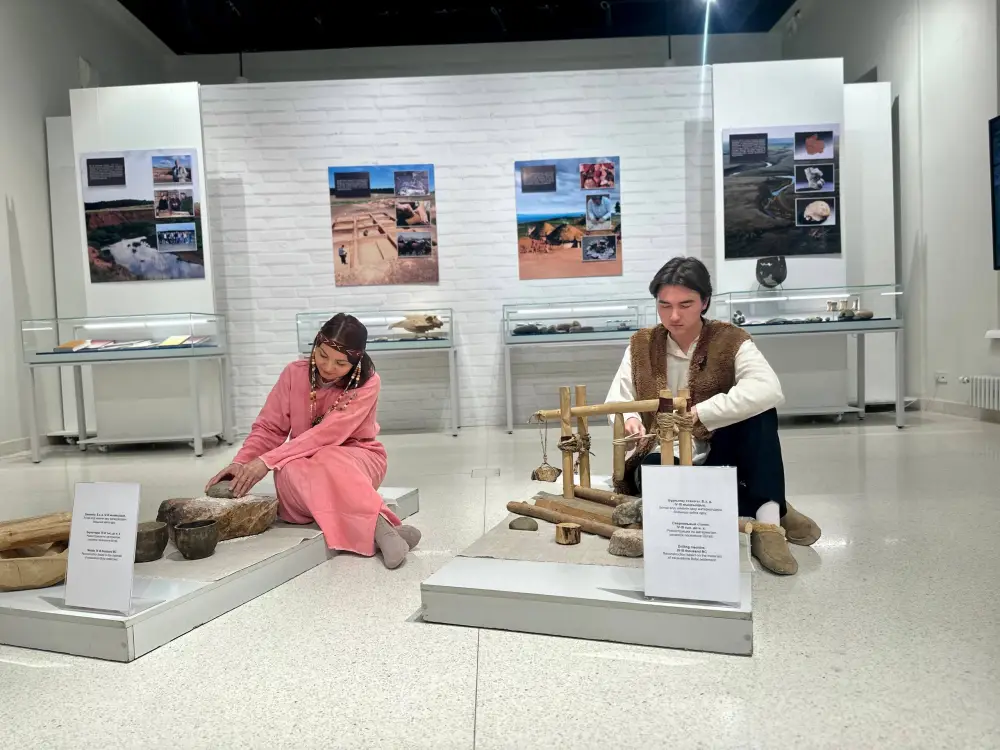 Делегация Северо-Казахстанской области во главе с Гауезом Нурмухамбетовым возложила цветы к памятнику великому казахскому писателю и мыслителю Абаю в городе Казань (3)