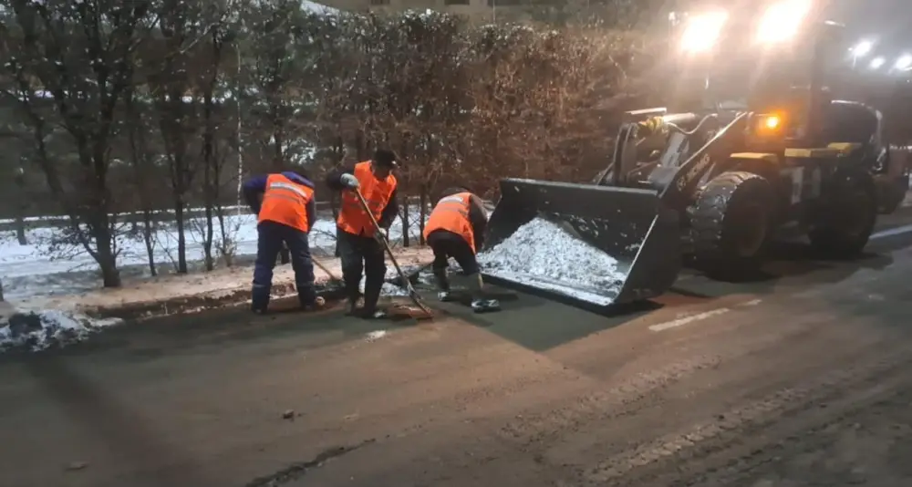 Свыше тысячи единиц спецтехники задействуют в снегоуборке ночью в Астане (2)