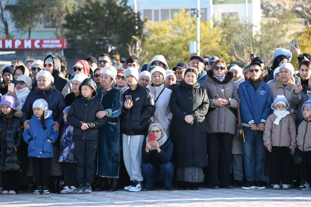 На берегу Каспия более 200 матросов присягнули на верность Родине (9)