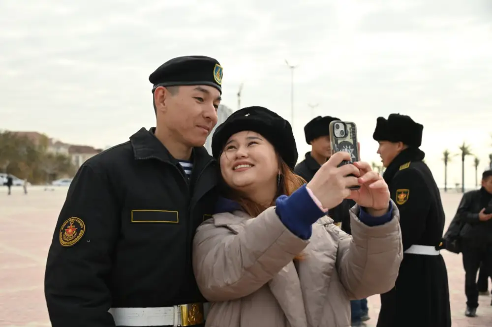 На берегу Каспия более 200 матросов присягнули на верность Родине (2)