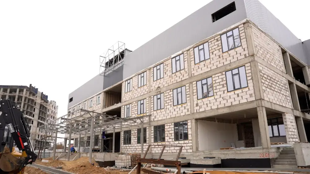 В мкр. Нурсая завершено 60% строительства новой поликлиники (7)