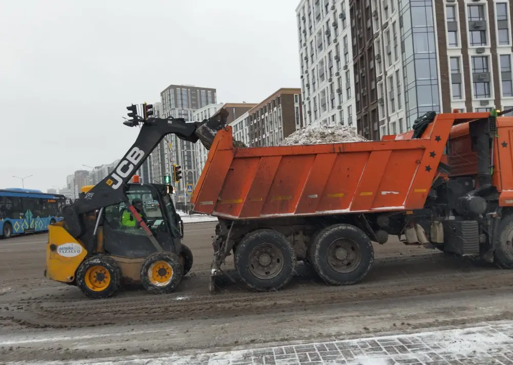 Порядка 3000 дорожных рабочих вышли на уборку снега в Астане (4)