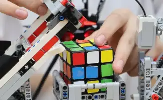 Школьник из Астаны создал робота на LEGO Mindstorms EV3 для сборки Кубика Рубика за минуту