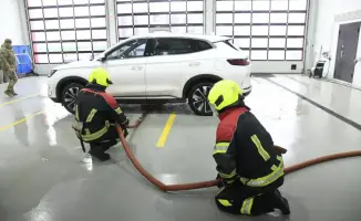 В Астане пожарные провели занятие по безопасности при возгорании электромобилей
