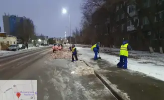 Коммунальные службы Астаны продолжают борьбу со снегом: более 700 единиц спецтехники задействованы ночью